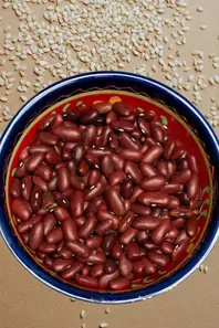 Rote Bohnen mit Sesam und Frühlingszwiebeln, ein gesundes, herzhaftes Gericht voller aromatischer Aromen.